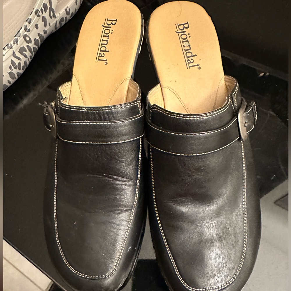 WOMEN’S BJORNDAL CLOGS.
